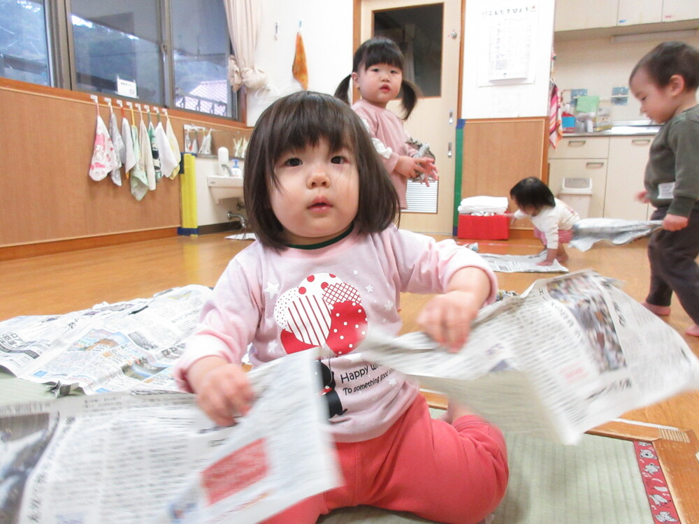 新聞紙遊びの様子