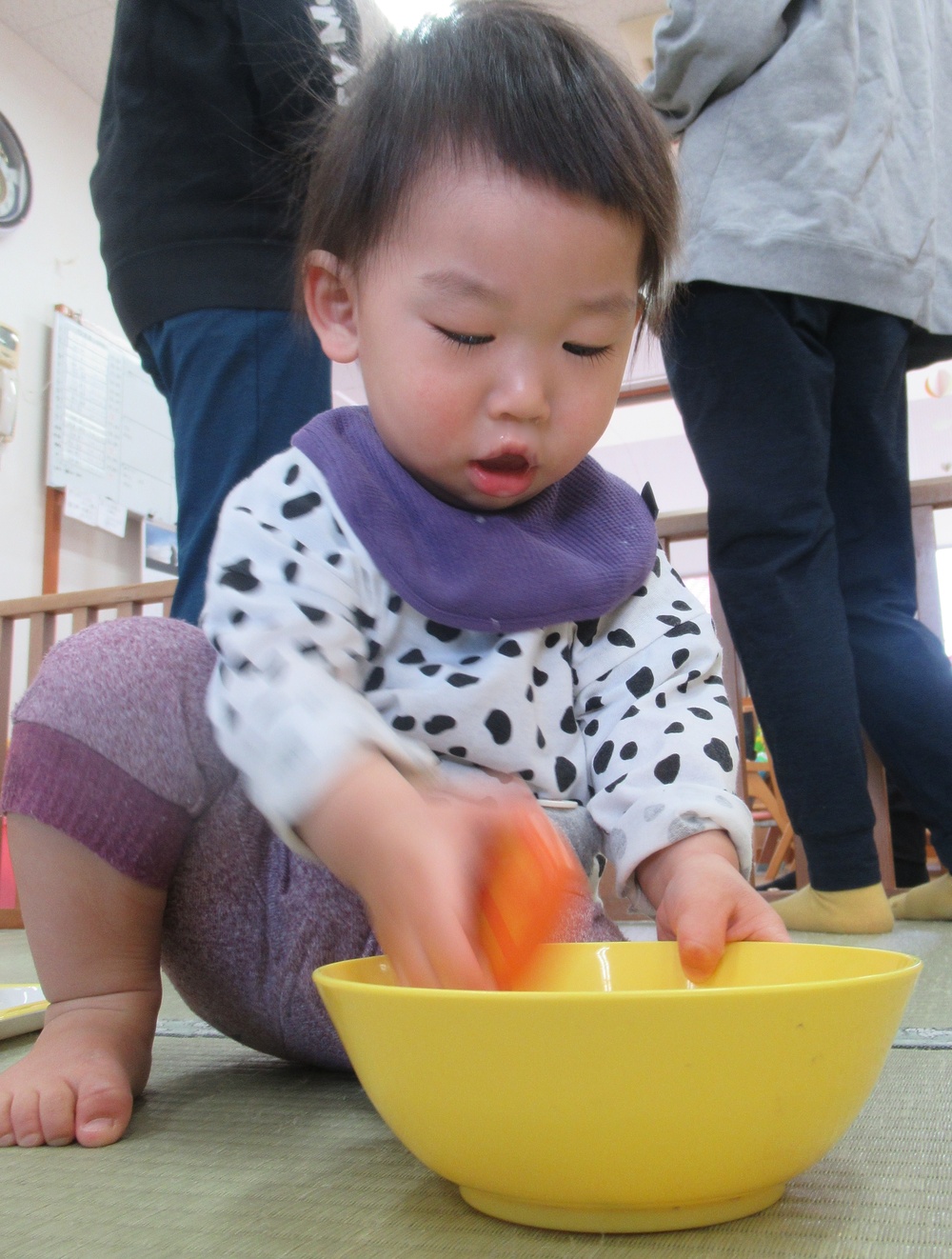 おままごとをして遊ぶ子ども (1)