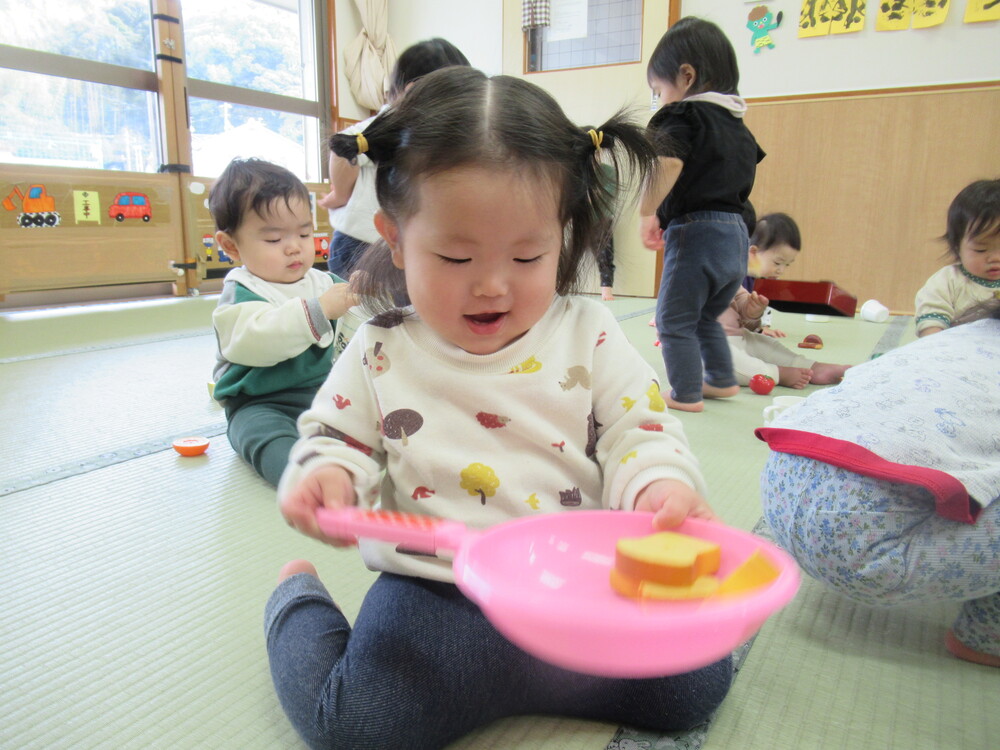 おままごとをして遊ぶ子ども (5)