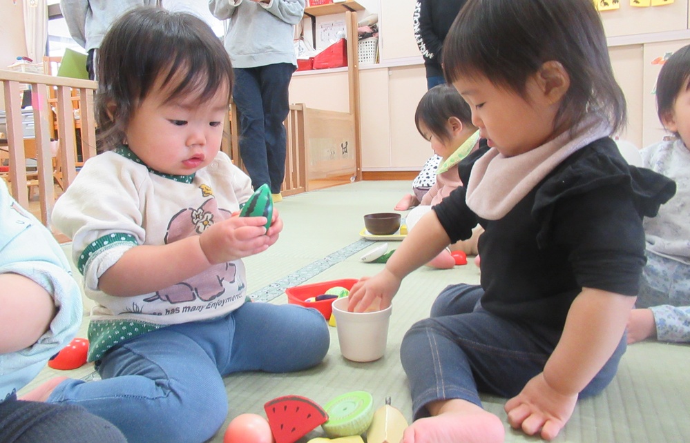 おままごとをしている子ども