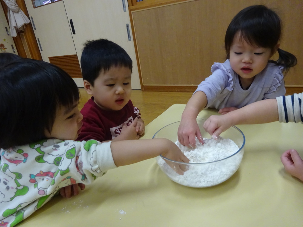 小麦粉粘土を楽しみ子ども (4)