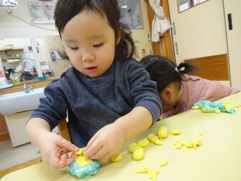 小麦粉粘土を楽しみ子ども (10)