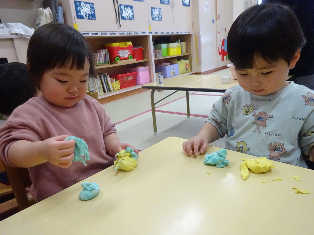 小麦粉粘土を楽しみ子ども (12)