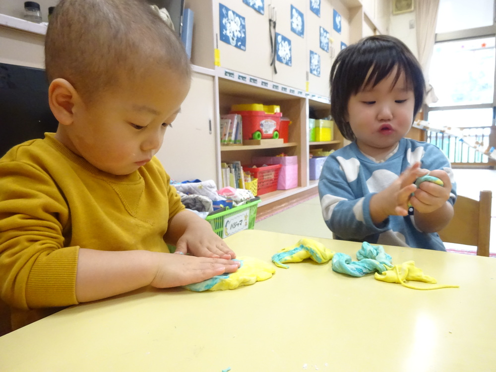 小麦粉粘土を楽しみ子ども (15)