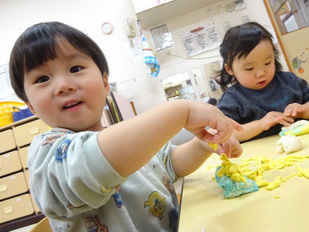 小麦粉粘土を楽しみ子ども (20)