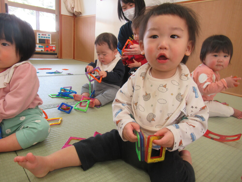 マグブロックで遊ぶ子ども (2)