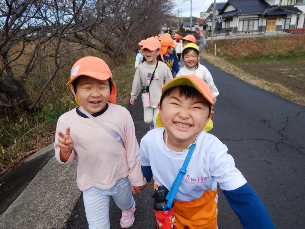 川土手を歩く子どもたち