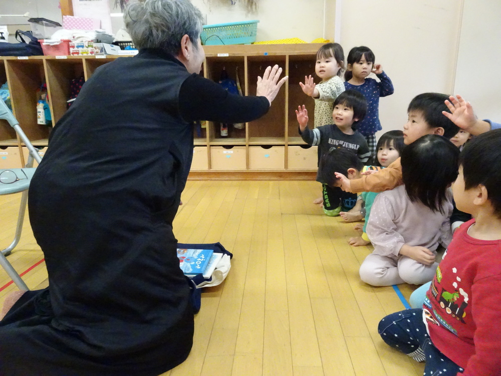 絵本の読み聞かせ (1)