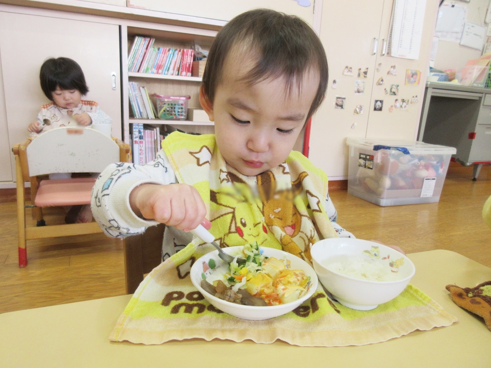 給食を食べる子ども