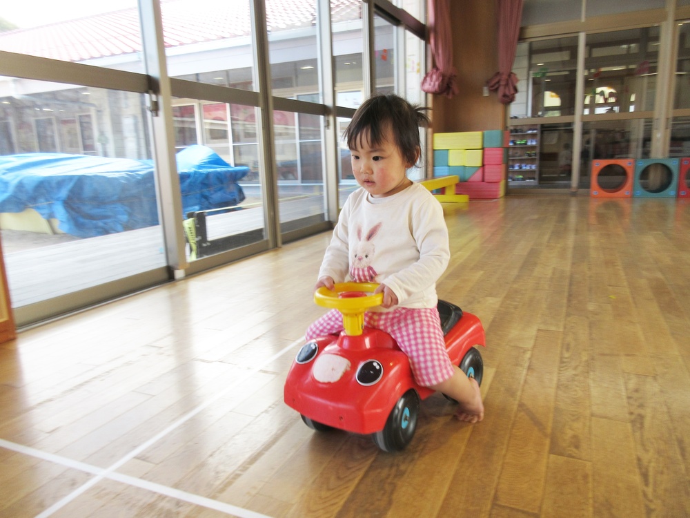 コンビカーで遊ぶ様子