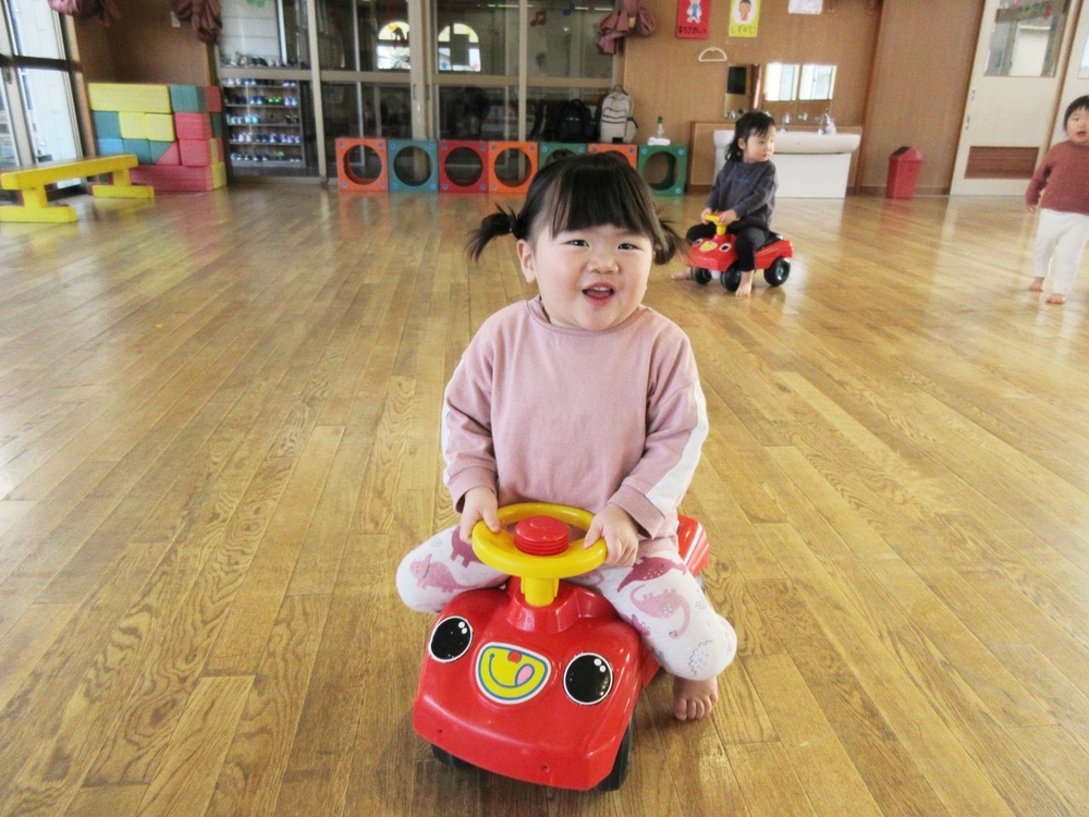 コンビカーで遊ぶ様子