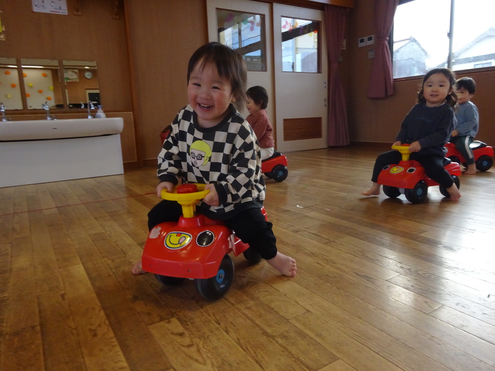 コンビカーで遊ぶ子ども (2)