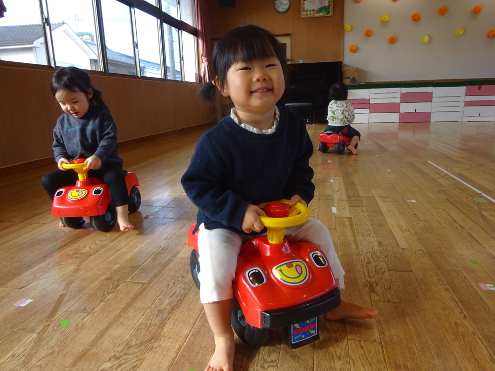 コンビカーで遊ぶ子ども (5)