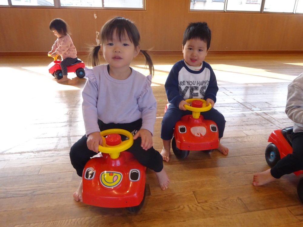 コンビカーで遊ぶ子ども (6)