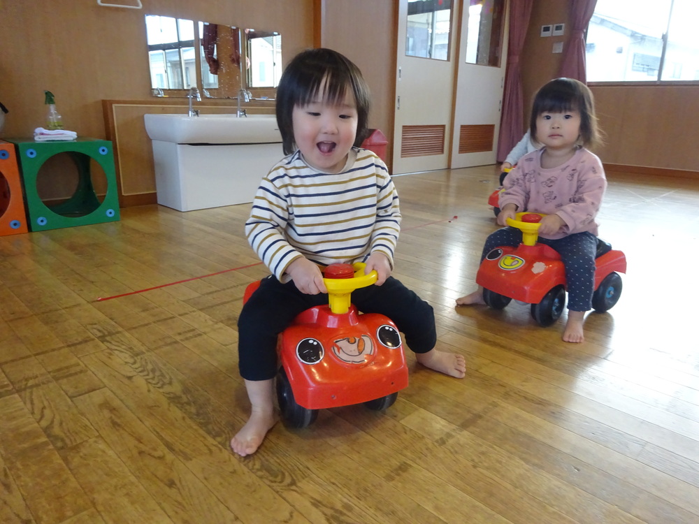 コンビカーで遊ぶ子ども (8)