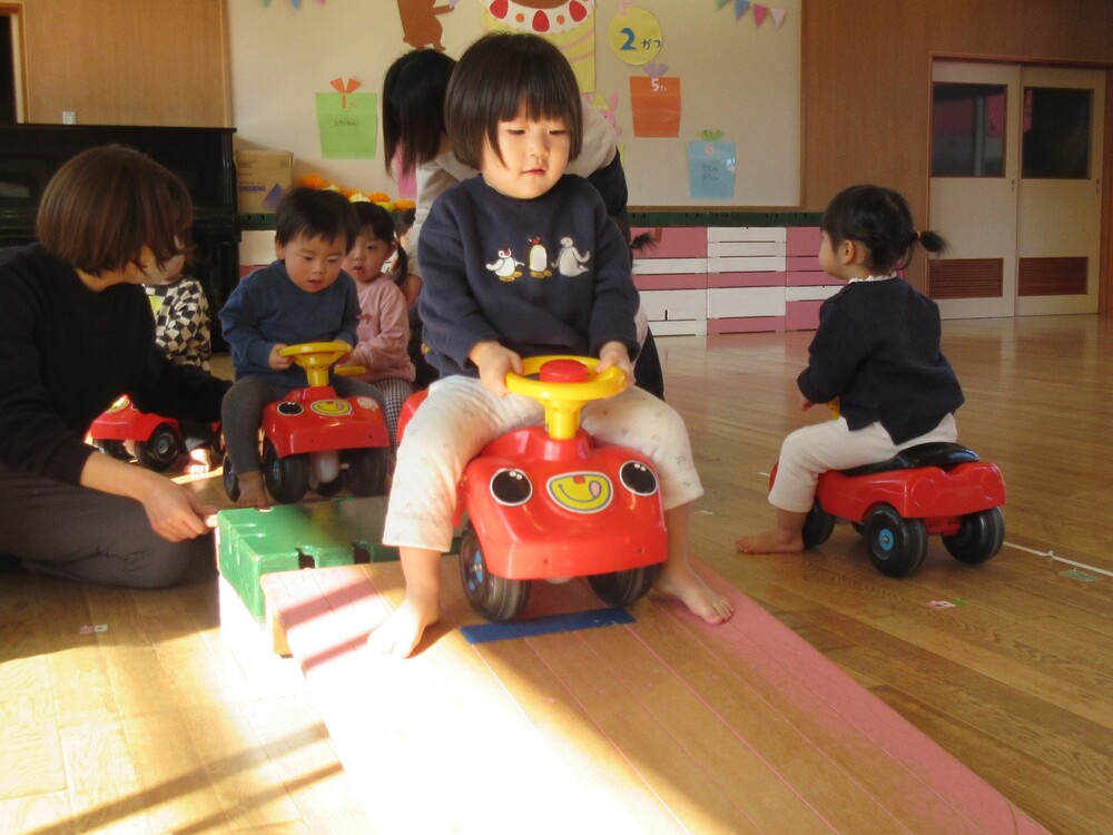コンビカーで遊ぶ様子