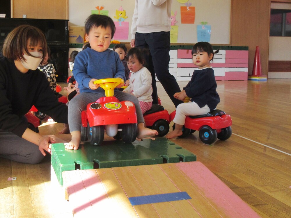 コンビカーで遊ぶ様子