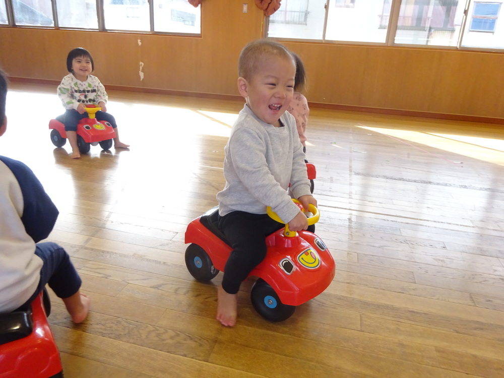 コンビカーで遊ぶ子ども (9)