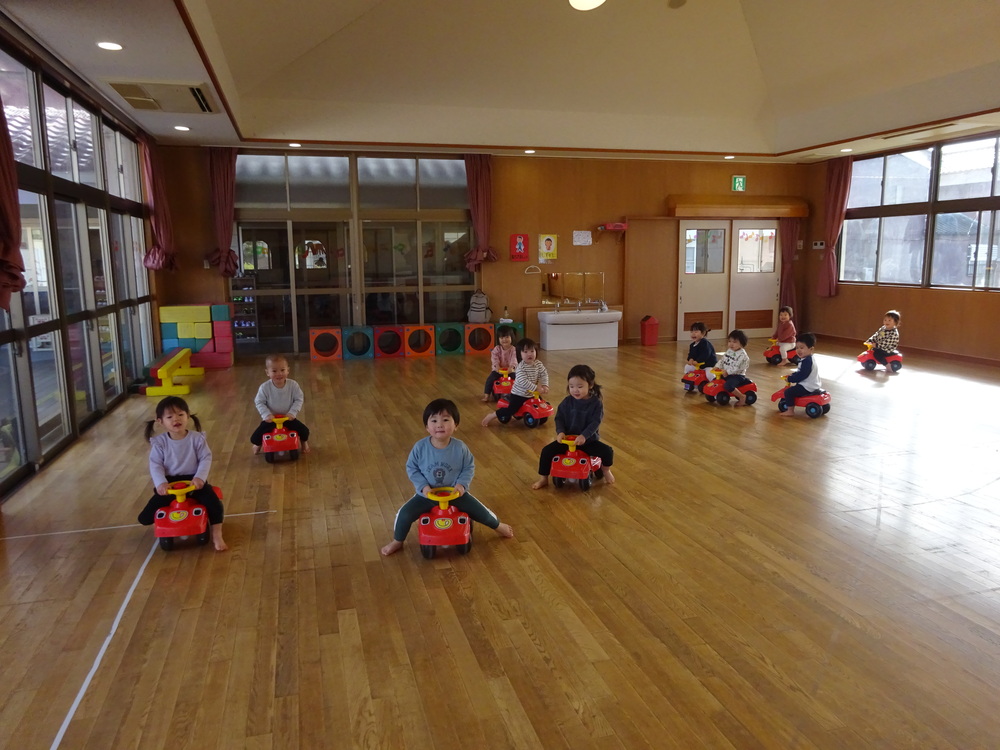 コンビカーで遊ぶ子ども (11)