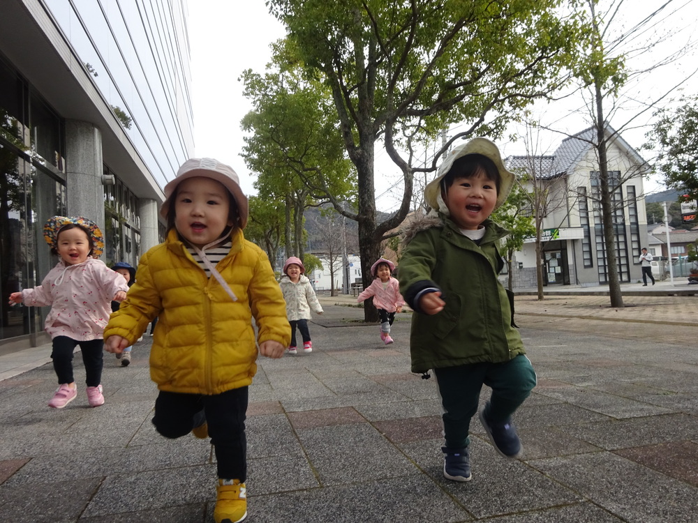 あすてらす前で遊ぶ子ども (1)