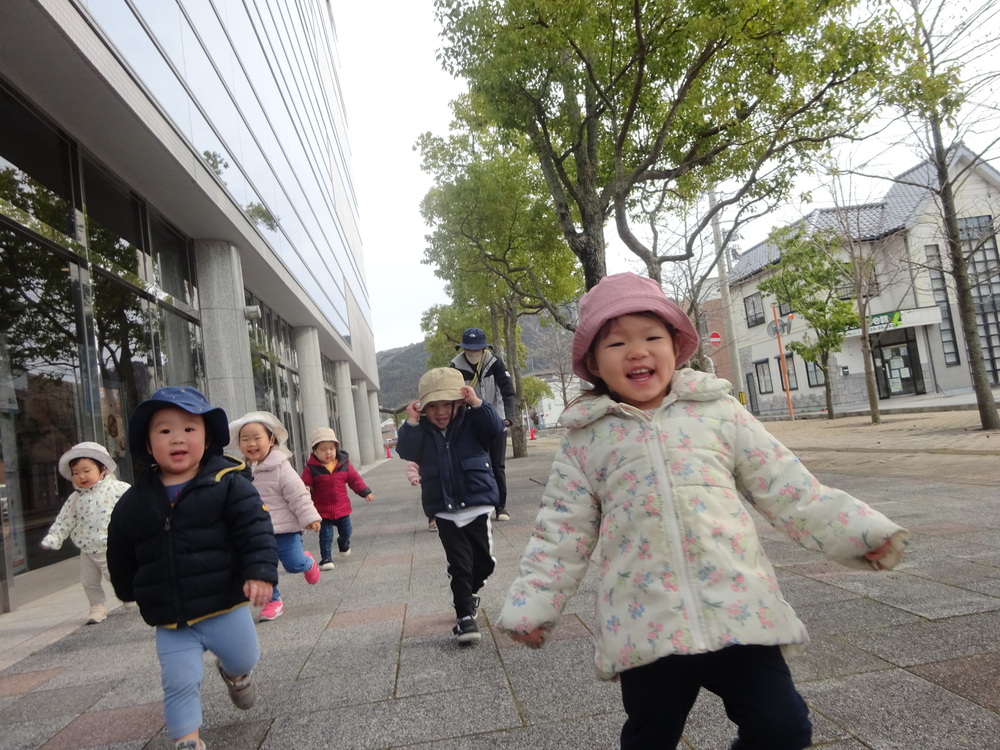 あすてらす前で遊ぶ子ども (2)