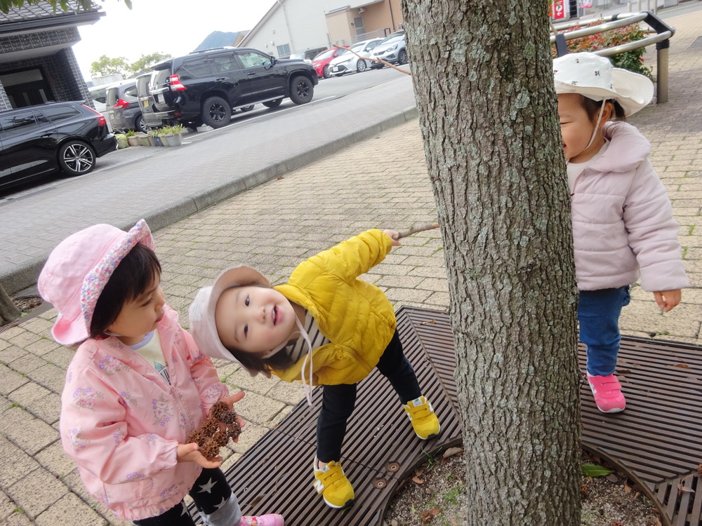 あすてらす前で遊ぶ子ども (10)