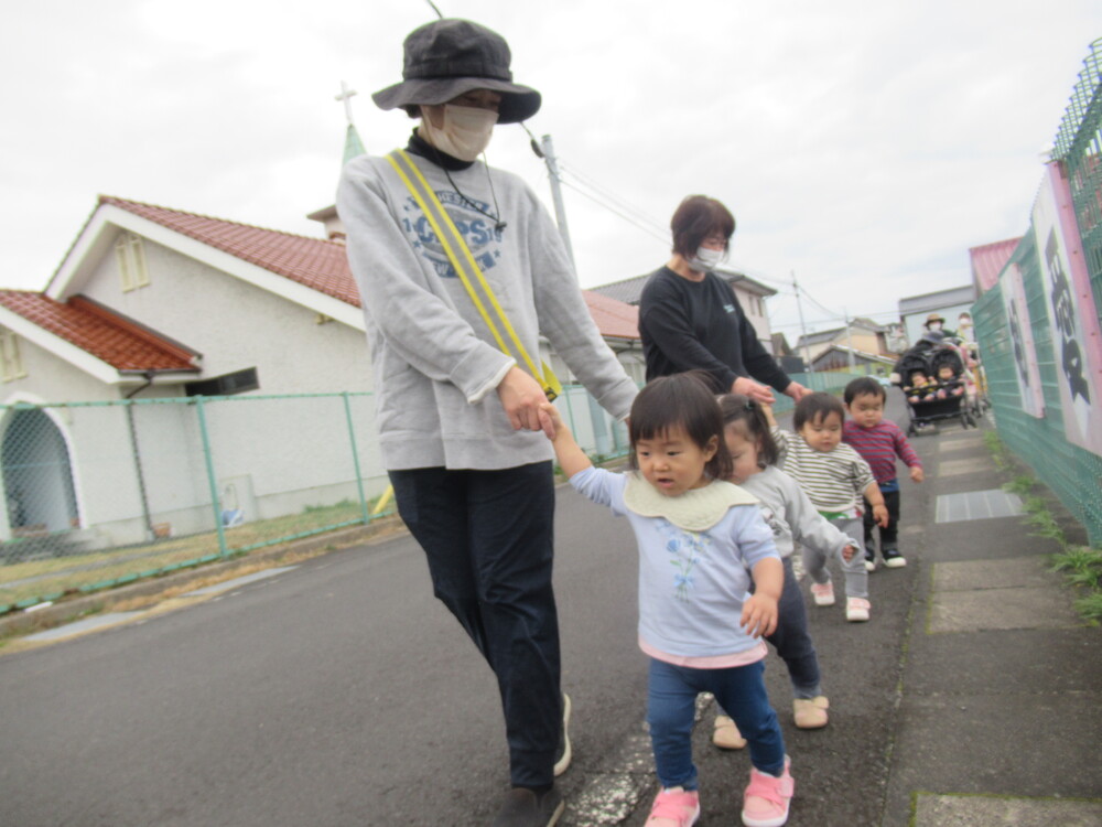 園周辺をお散歩している様子 (1)