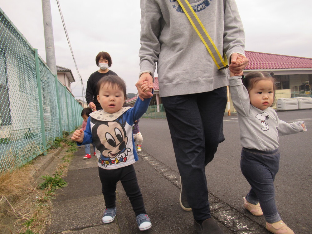 園周辺をお散歩している様子 (5)