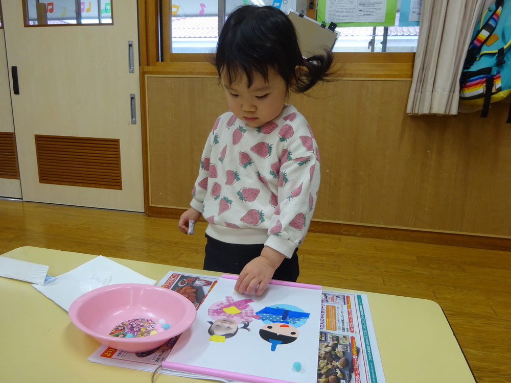 ひな人形の製作をしている子ども (1)