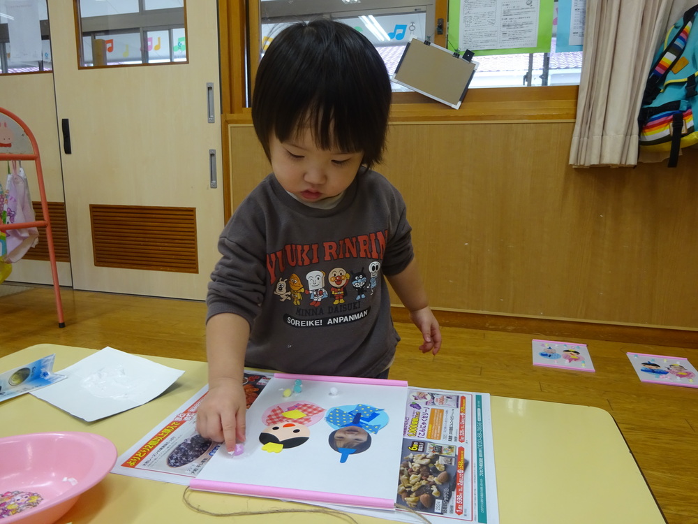 ひな人形の製作をしている子ども (3)