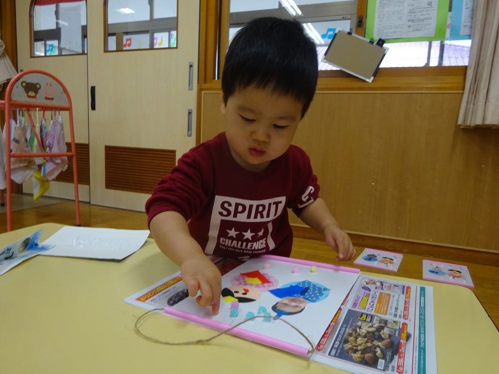 ひな人形の製作をしている子ども (4)