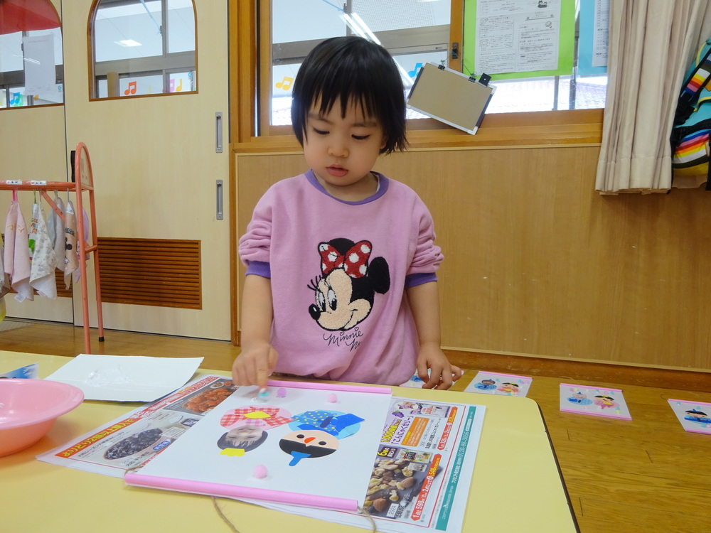 ひな人形の製作をしている子ども (7)