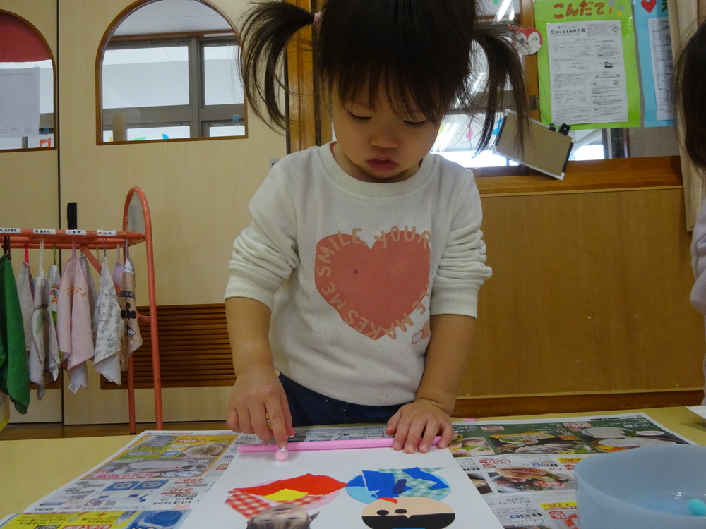 ひな人形の製作をしている子ども (8)