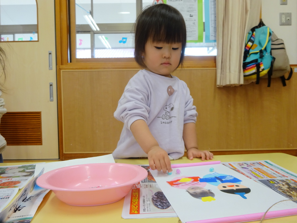 ひな人形の製作をしている子ども (9)