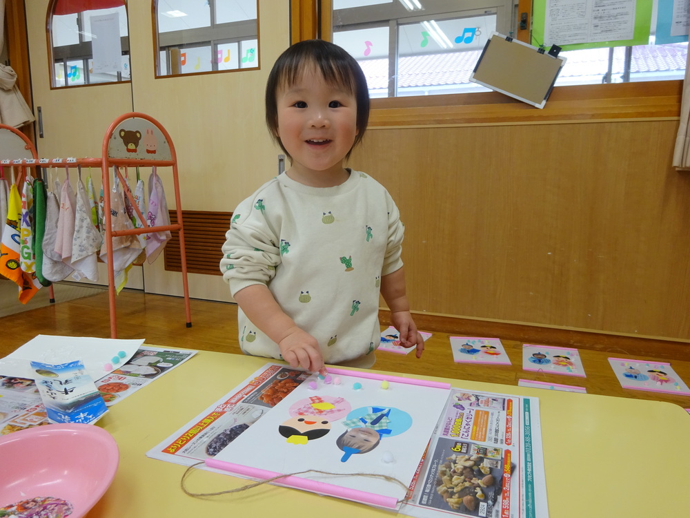 ひな人形の製作をしている子ども (10)