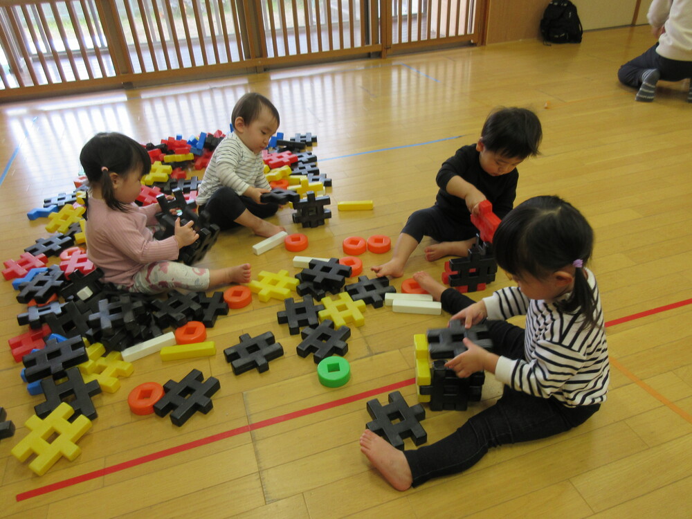 みかん組の部屋で遊んでいる様子 (2)