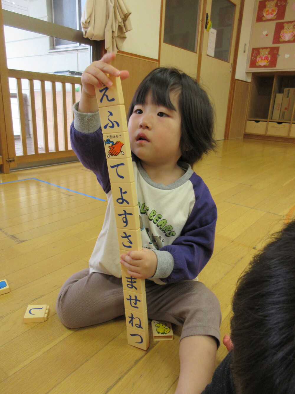 みかん組の部屋で遊んでいる様子 (12)