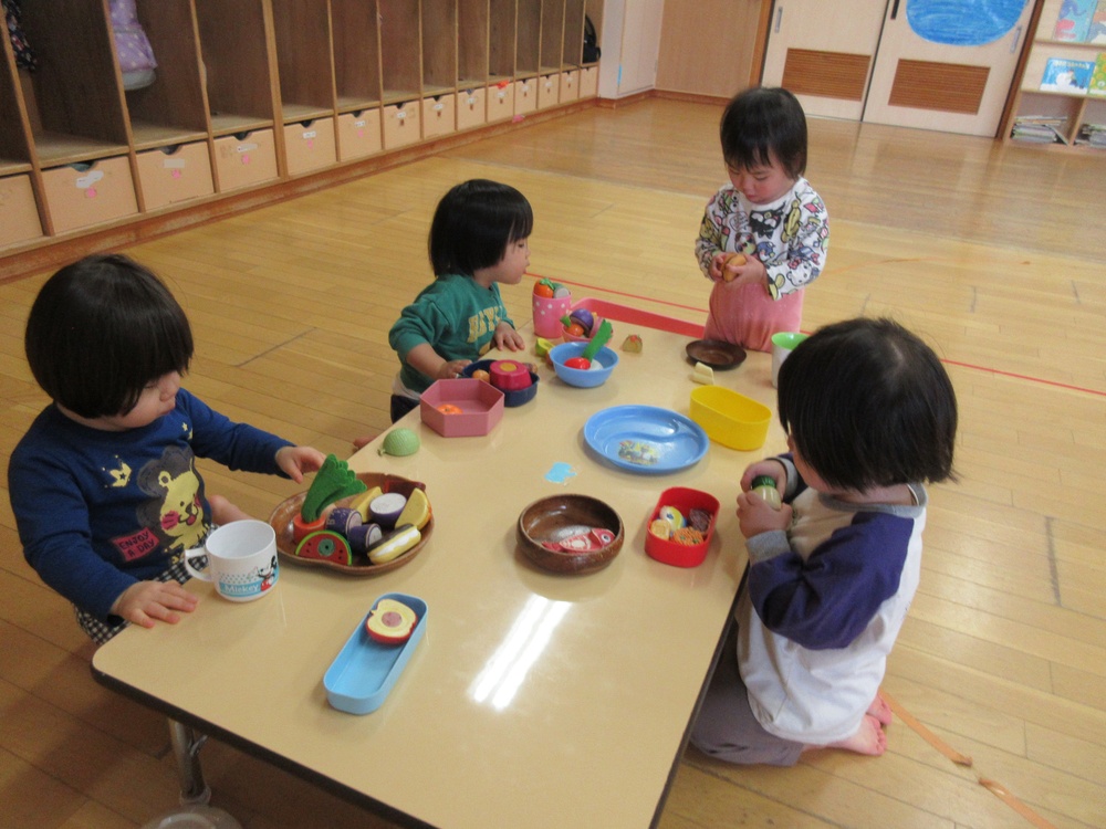 みかん組の部屋で遊んでいる様子 (3)