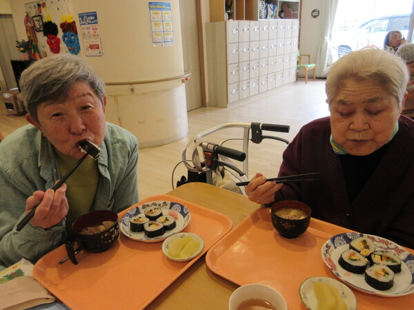 美味しそうに食べています