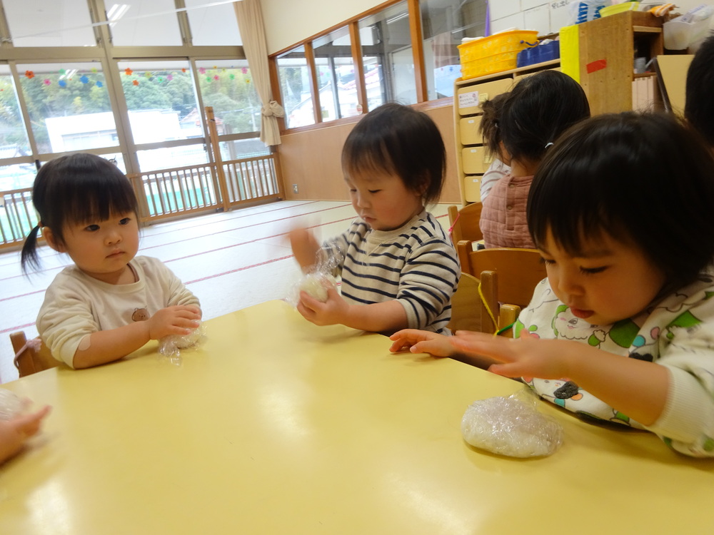 お弁当ごっこを楽しむ子ども (4)