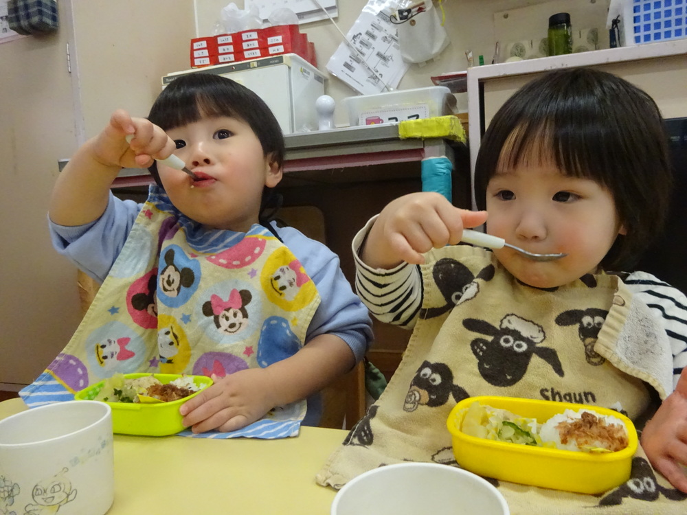 お弁当ごっこを楽しむ子ども (6)