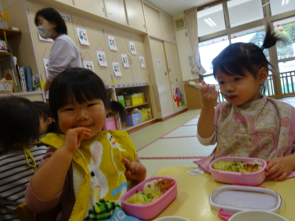 お弁当ごっこを楽しむ子ども (8)