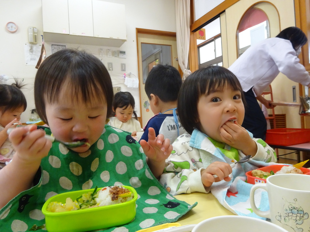 お弁当ごっこを楽しむ子ども (9)