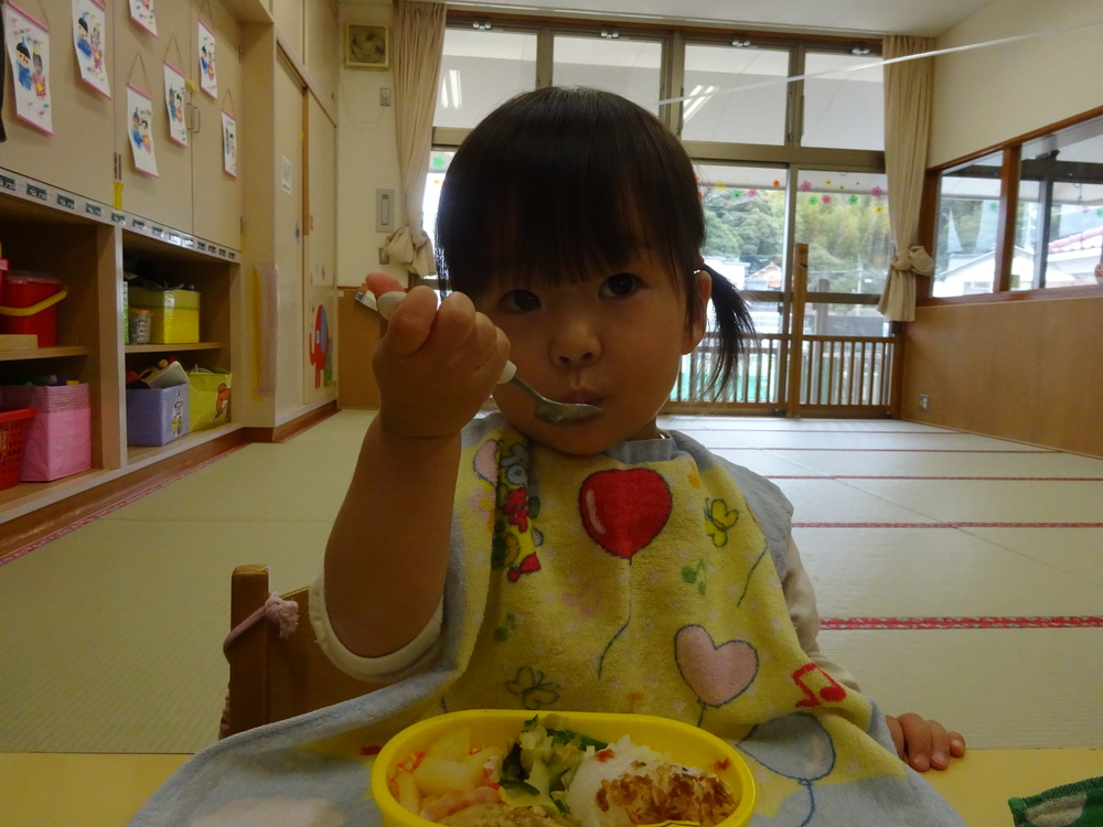 お弁当ごっこを楽しむ子ども (10)