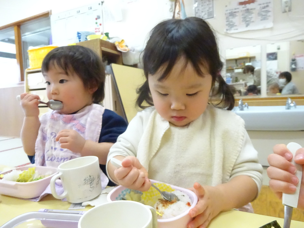 お弁当ごっこを楽しむ子ども (13)