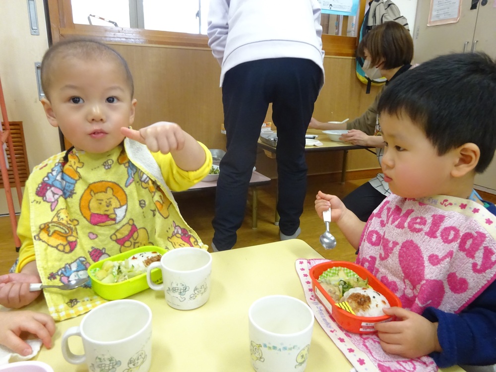 お弁当ごっこを楽しむ子ども (7)