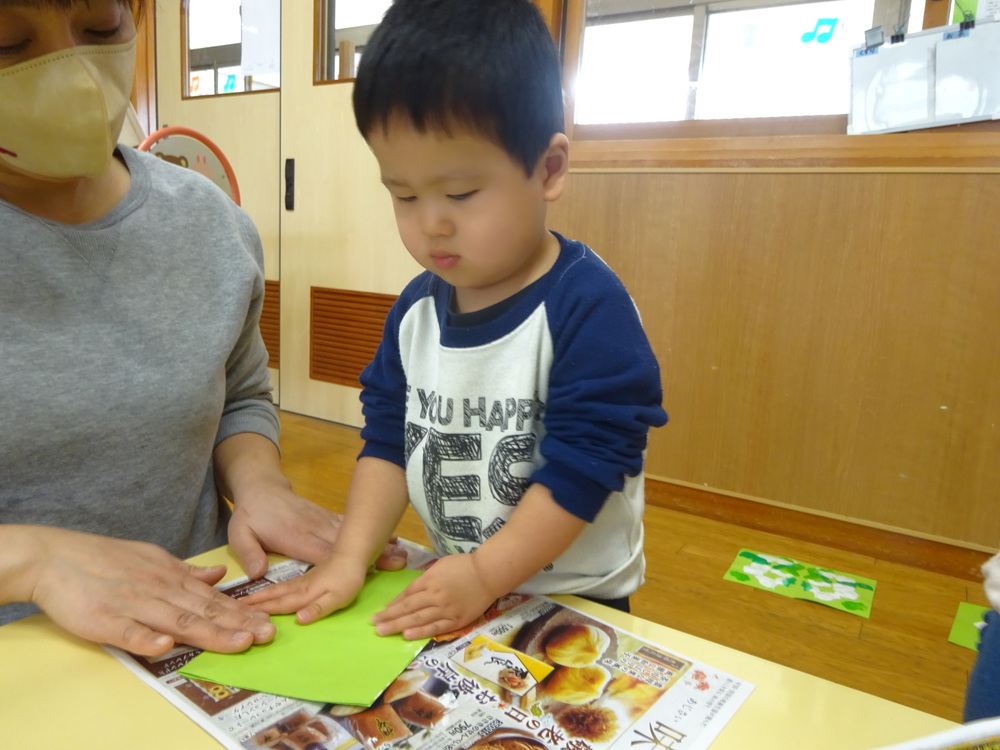 デカルコマニーをしている子ども (1)