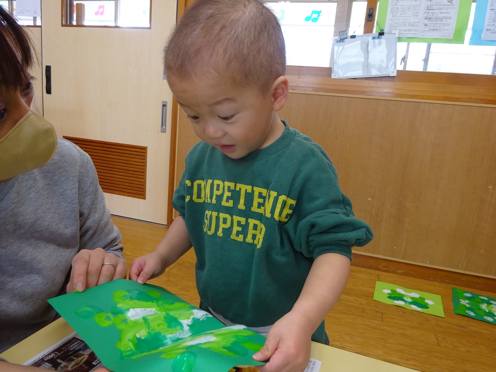 デカルコマニーをしている子ども (2)