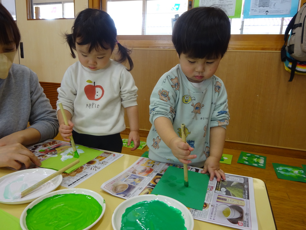 デカルコマニーをしている子ども (3)