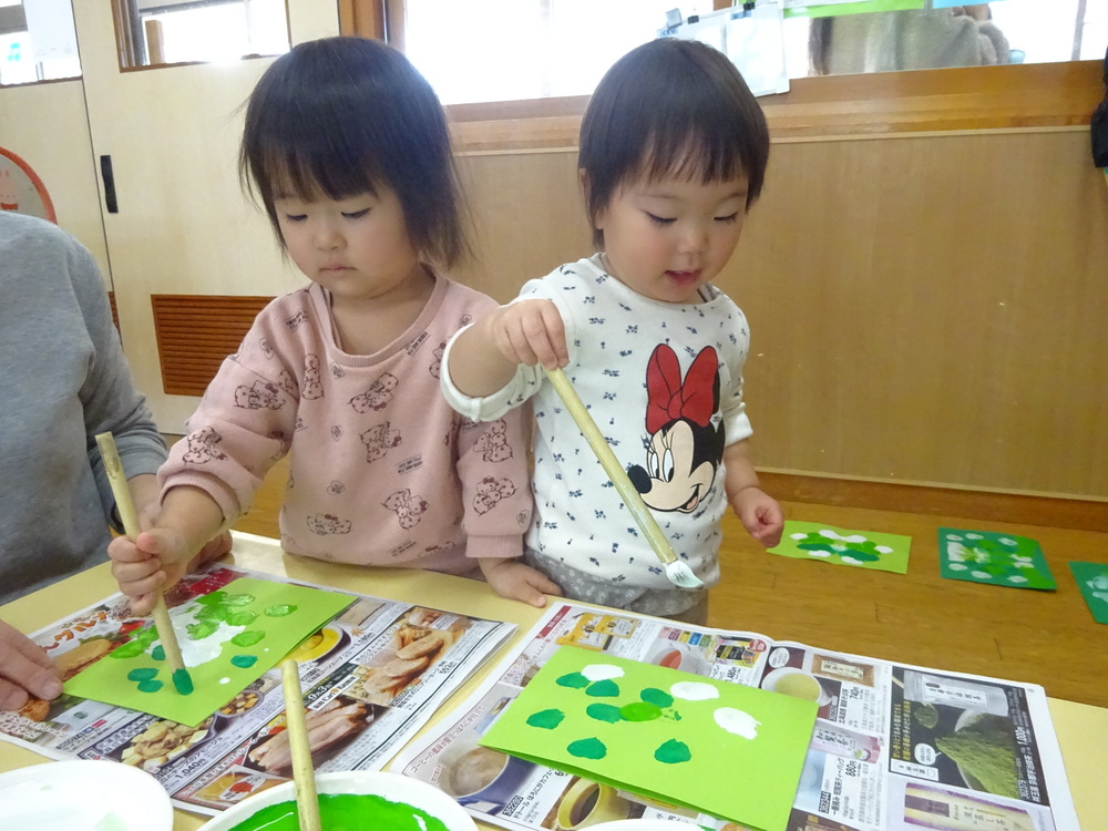 デカルコマニーをしている子ども (4)